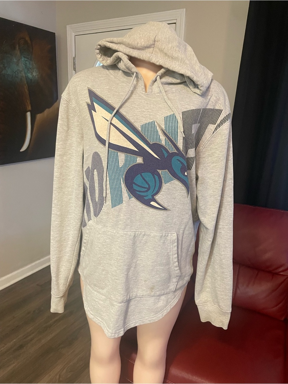 Vintage Men's Gray Hoodie Sweatshirt with Blue Hornet Graphic medium nba
